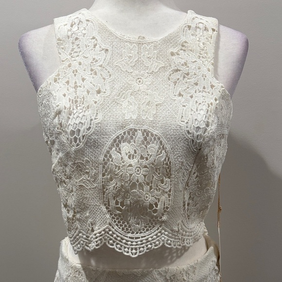 L'ATISTE Dresses & Skirts - L'ATISTE Elegant Lace Top with Matching Skirt